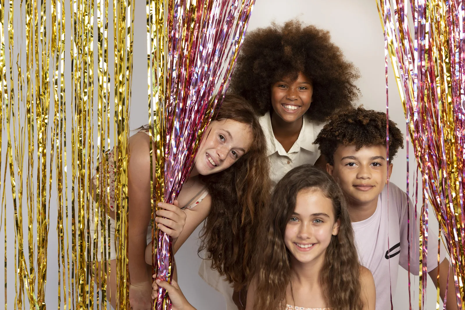Enfants d'âges différents jouant ensemble à un anniversaire